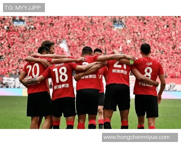 球迷感动跪地拥抱足球明星展现无尽热爱与崇拜之情